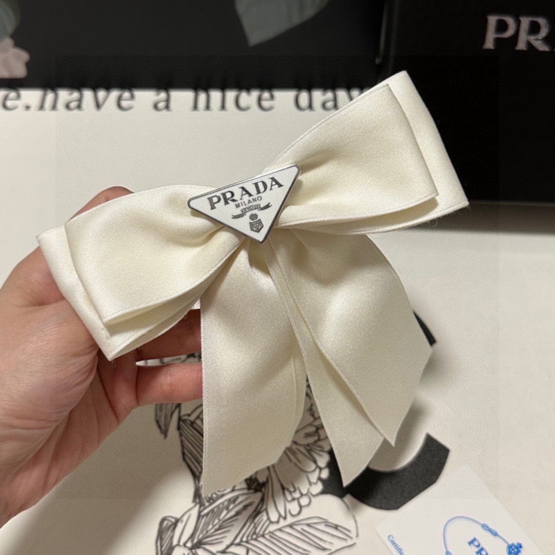  配专柜包装
Prada（普拉达）最新蝴蝶结中古五金发夹#
信我！人手必备的单品 这件必须买
洋气神仙颜