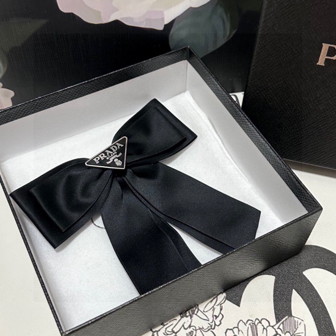  配专柜包装
Prada（普拉达）最新蝴蝶结中古五金发夹#
信我！人手必备的单品 这件必须买
洋气神仙颜