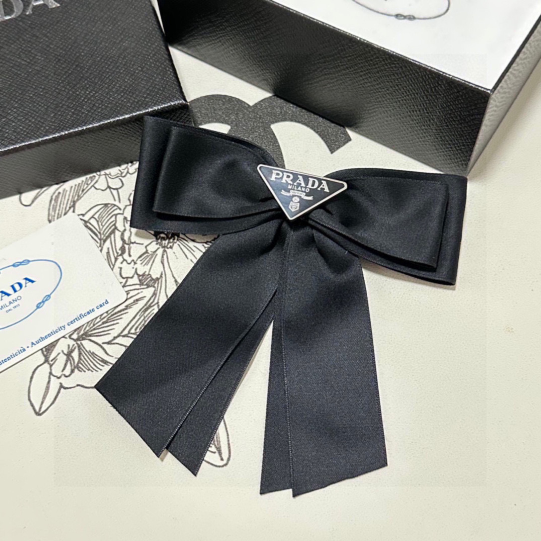  配专柜包装
Prada（普拉达）最新蝴蝶结中古五金发夹#
信我！人手必备的单品 这件必须买
洋气神仙颜