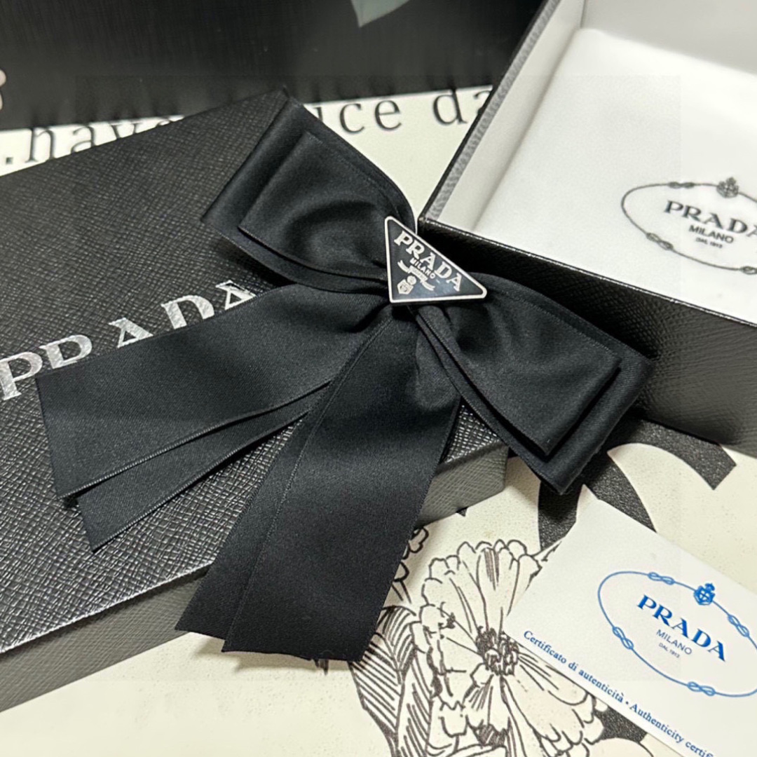  配专柜包装
Prada（普拉达）最新蝴蝶结中古五金发夹#
信我！人手必备的单品 这件必须买
洋气神仙颜