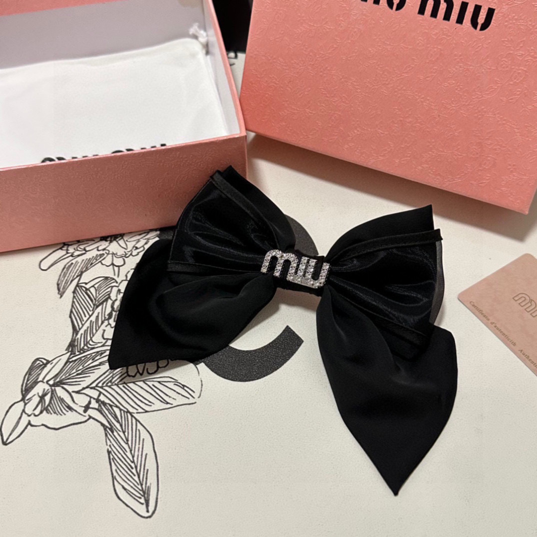  配专柜包装
MiuMiu（缪缪）最新蝴蝶结中古欧根纱发夹#
信我！人手必备的单品 这件必须买
洋气神仙