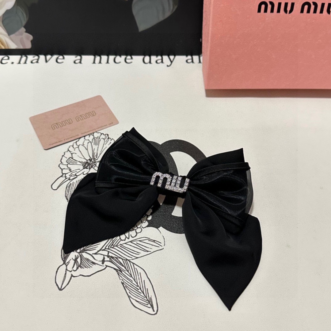  配专柜包装
MiuMiu（缪缪）最新蝴蝶结中古欧根纱发夹#
信我！人手必备的单品 这件必须买
洋气神仙