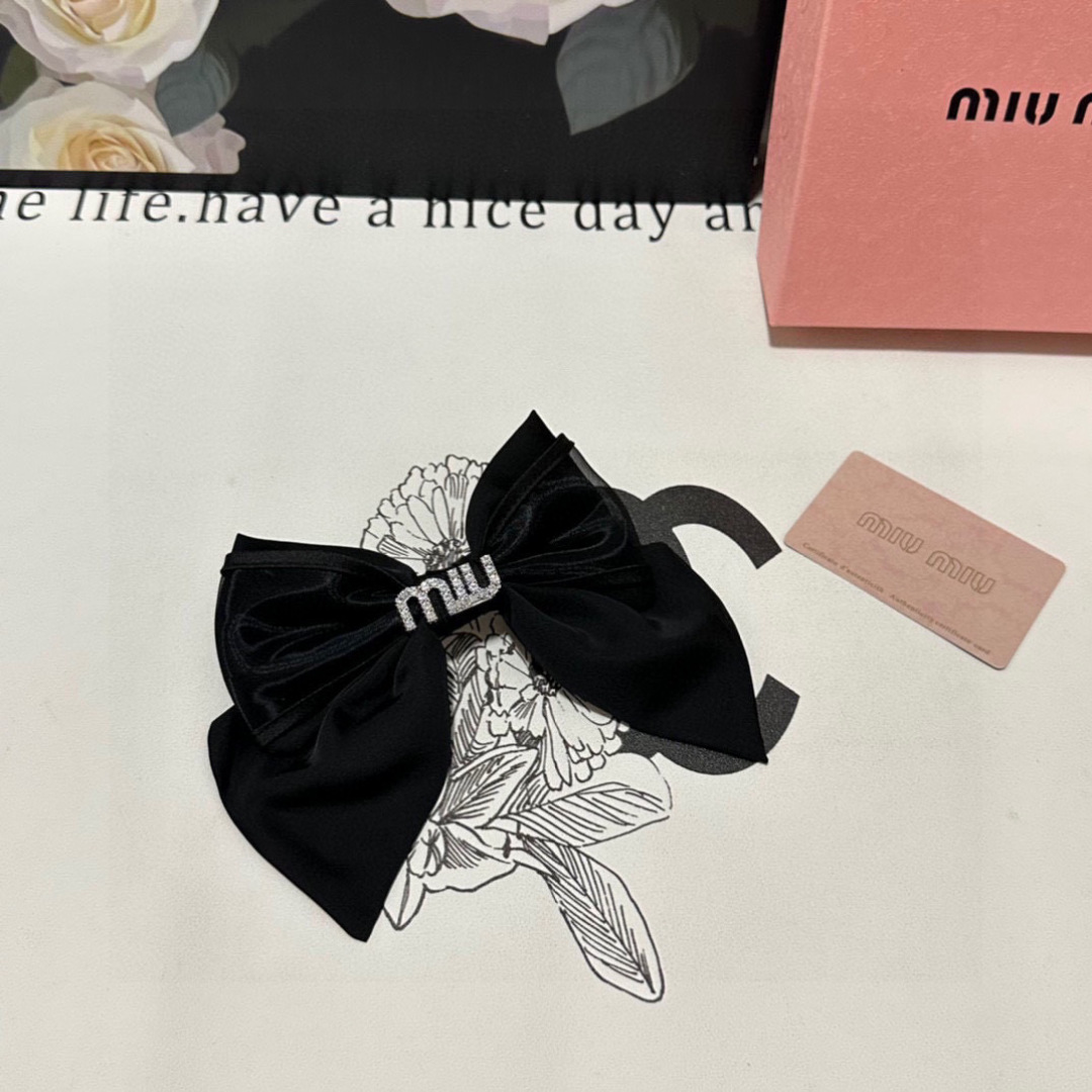  配专柜包装
MiuMiu（缪缪）最新蝴蝶结中古欧根纱发夹#
信我！人手必备的单品 这件必须买
洋气神仙
