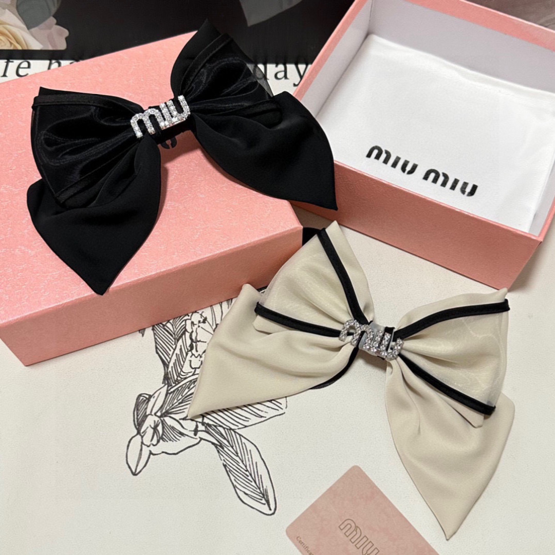  配专柜包装
MiuMiu（缪缪）最新蝴蝶结中古欧根纱发夹#
信我！人手必备的单品 这件必须买
洋气神仙