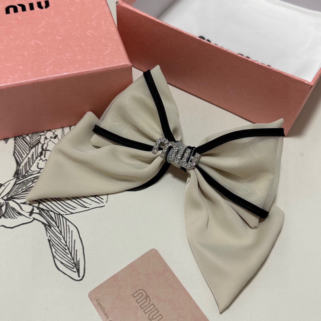  配专柜包装
MiuMiu（缪缪）最新蝴蝶结中古欧根纱发夹#
信我！人手必备的单品 这件必须买
洋气神仙