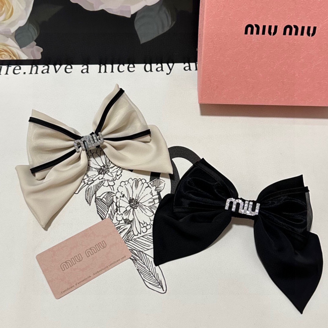  配专柜包装
MiuMiu（缪缪）最新蝴蝶结中古欧根纱发夹#
信我！人手必备的单品 这件必须买
洋气神仙