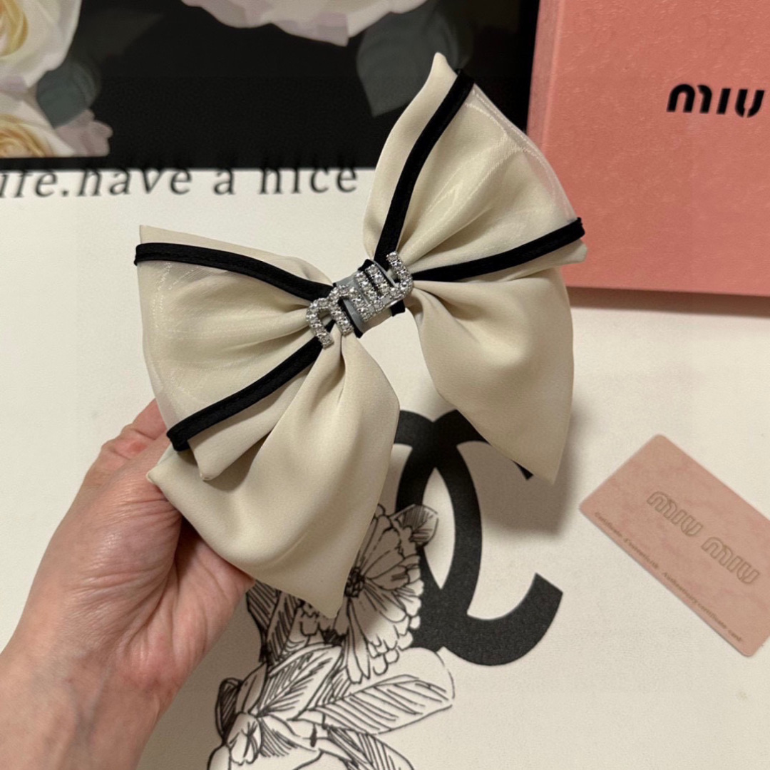  配专柜包装
MiuMiu（缪缪）最新蝴蝶结中古欧根纱发夹#
信我！人手必备的单品 这件必须买
洋气神仙