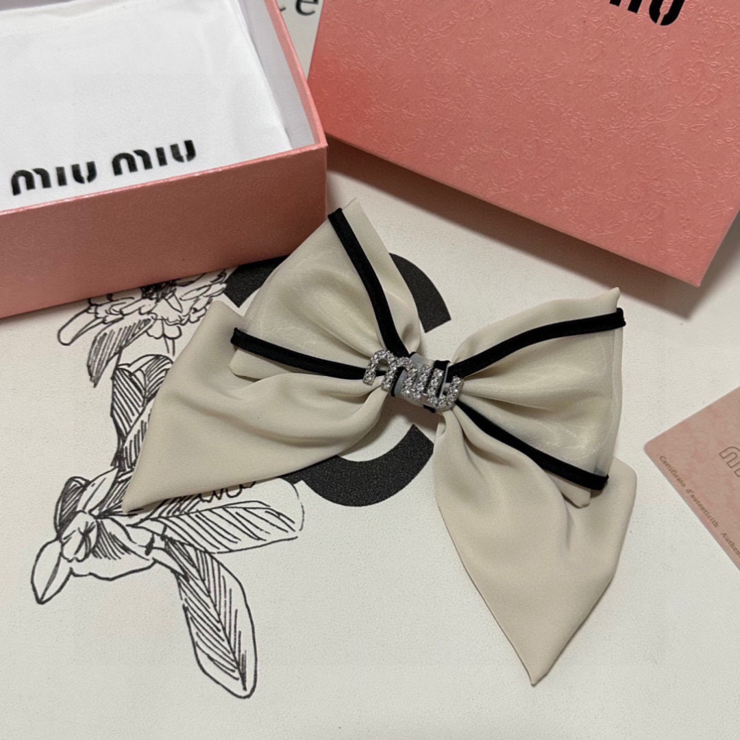  配专柜包装
MiuMiu（缪缪）最新蝴蝶结中古欧根纱发夹#
信我！人手必备的单品 这件必须买
洋气神仙
