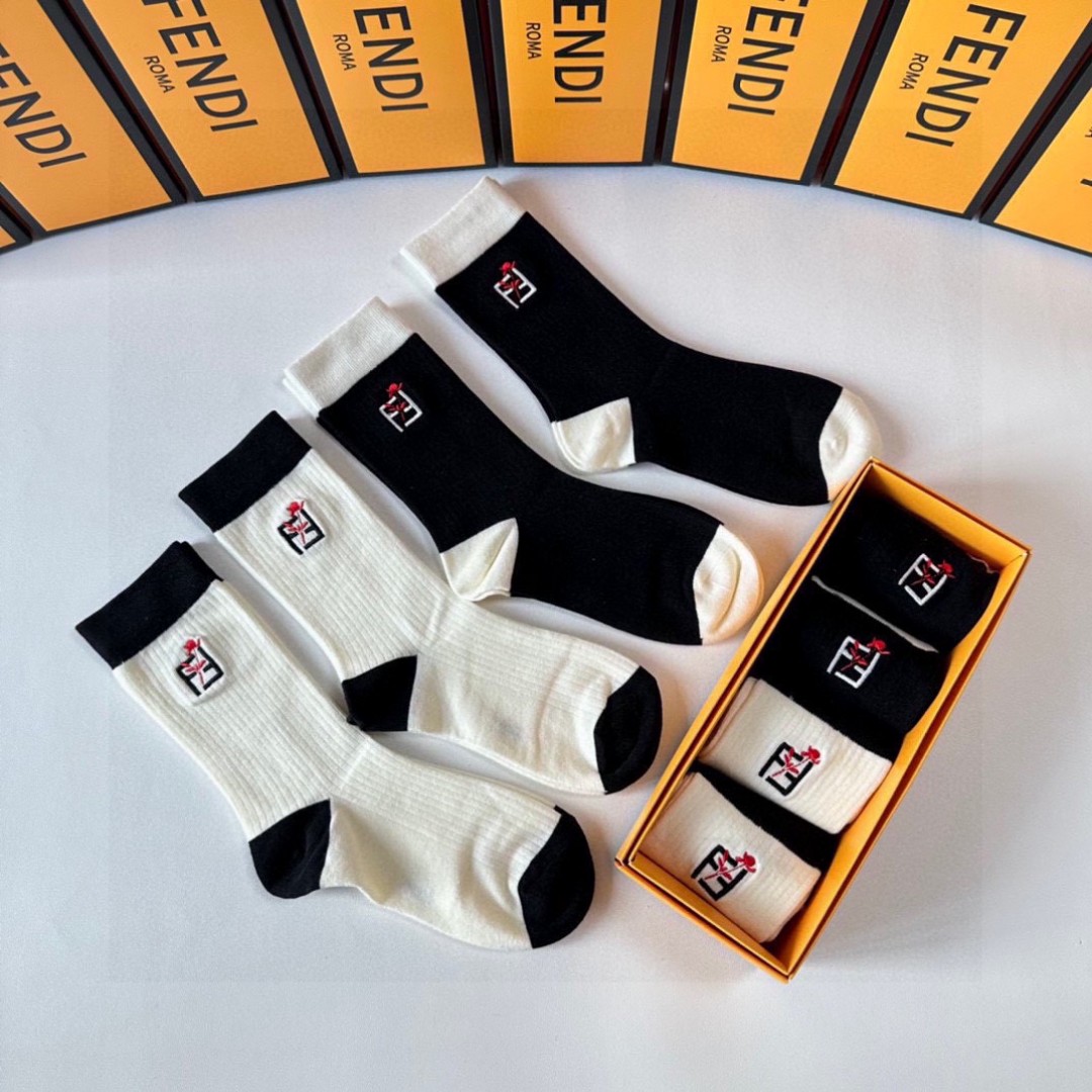  💛配专柜包装
FENDI（芬迪）新款中长款刺绣堆堆袜袜子！一盒四双，专柜同步筒袜袜子，💛大牌出街，潮人