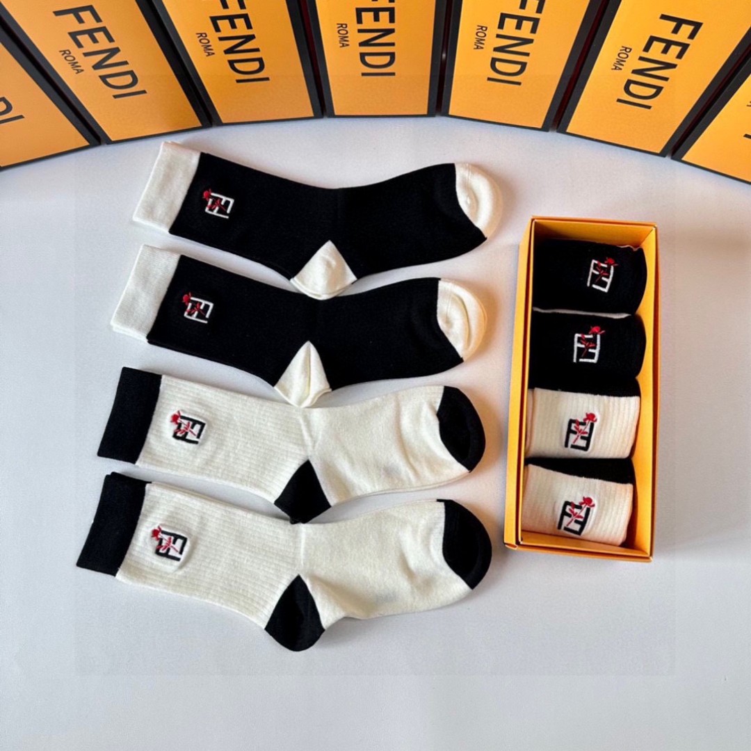  💛配专柜包装
FENDI（芬迪）新款中长款刺绣堆堆袜袜子！一盒四双，专柜同步筒袜袜子，💛大牌出街，潮人