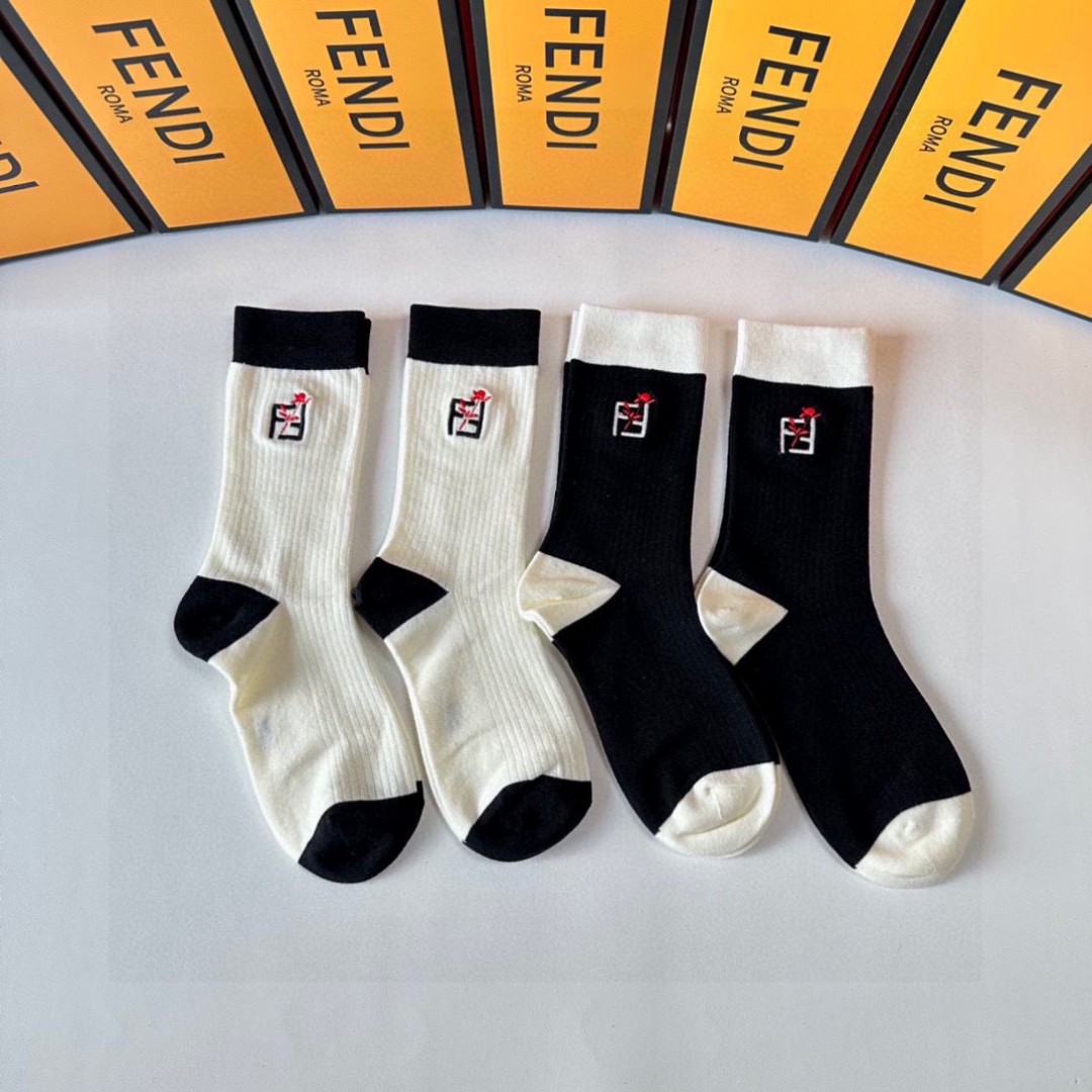  💛配专柜包装
FENDI（芬迪）新款中长款刺绣堆堆袜袜子！一盒四双，专柜同步筒袜袜子，💛大牌出街，潮人