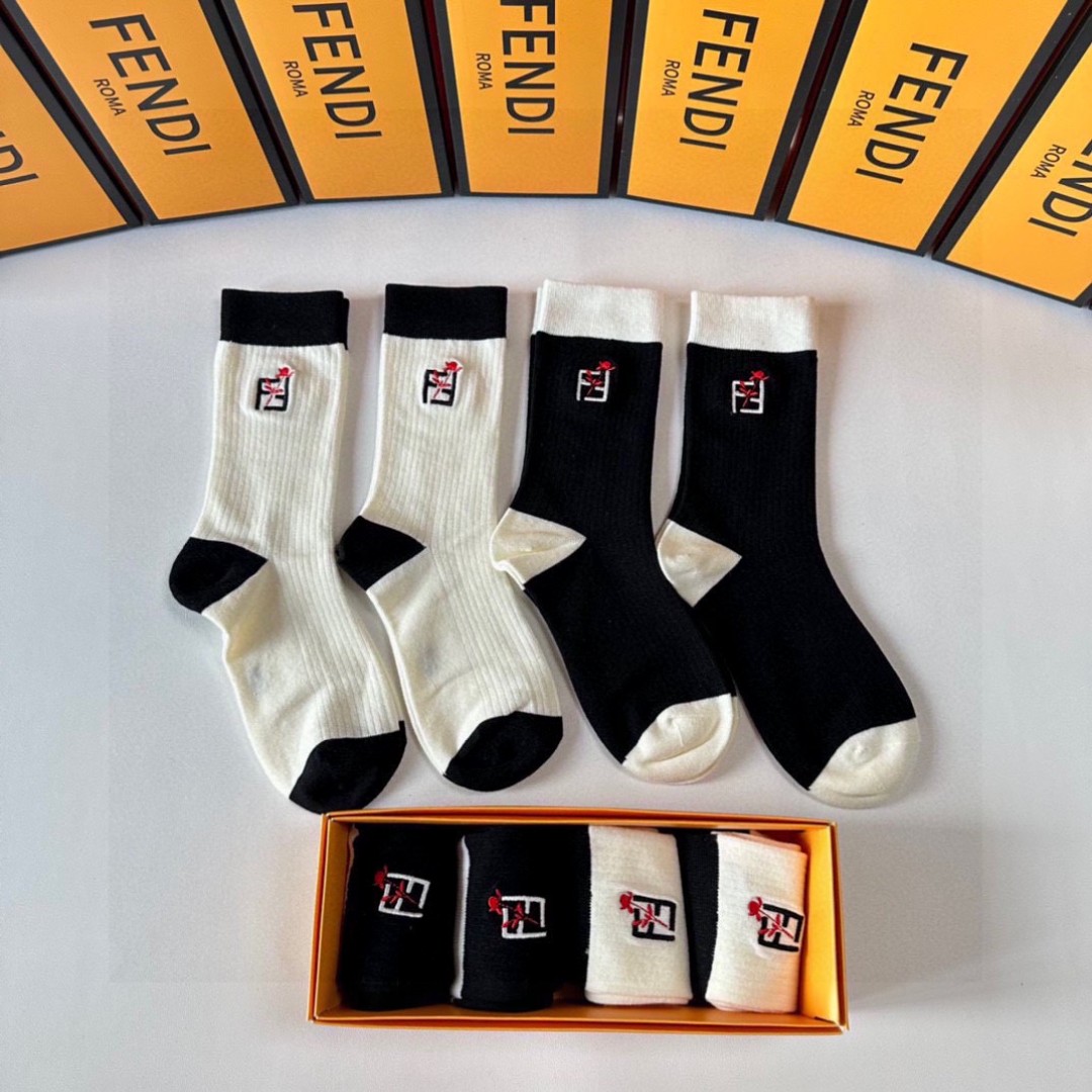  💛配专柜包装
FENDI（芬迪）新款中长款刺绣堆堆袜袜子！一盒四双，专柜同步筒袜袜子，💛大牌出街，潮人