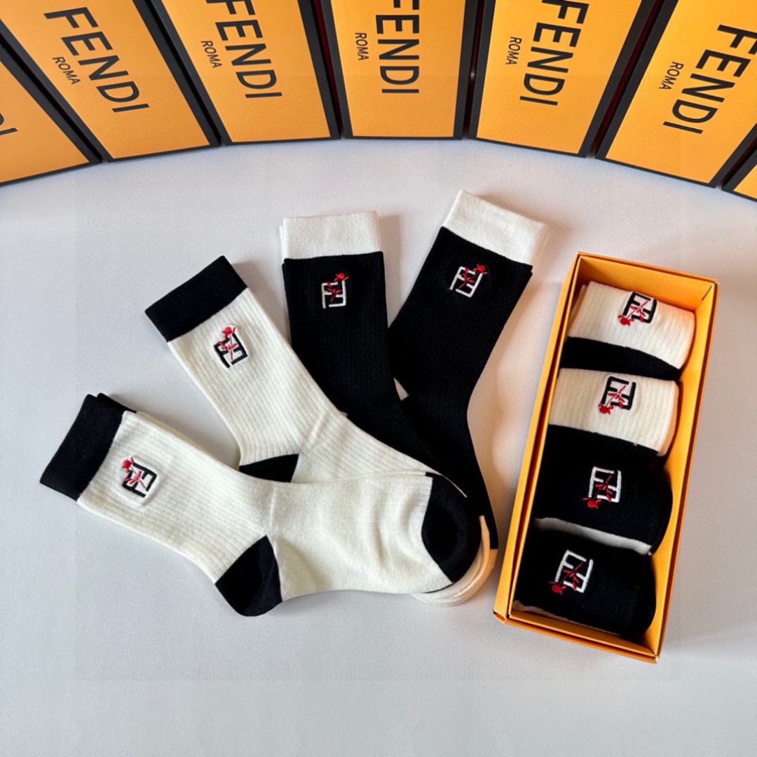  💛配专柜包装
FENDI（芬迪）新款中长款刺绣堆堆袜袜子！一盒四双，专柜同步筒袜袜子，💛大牌出街，潮人