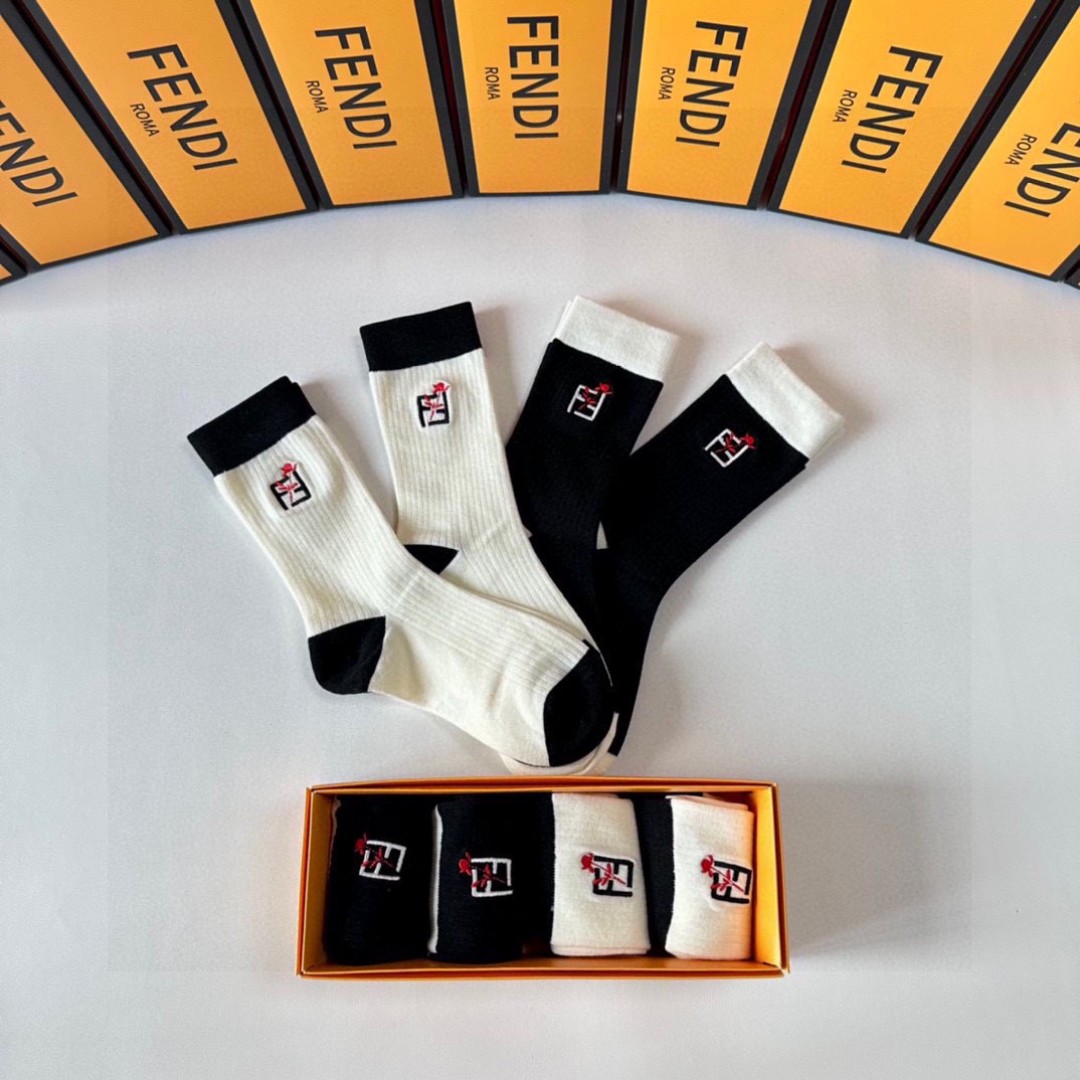  💛配专柜包装
FENDI（芬迪）新款中长款刺绣堆堆袜袜子！一盒四双，专柜同步筒袜袜子，💛大牌出街，潮人
