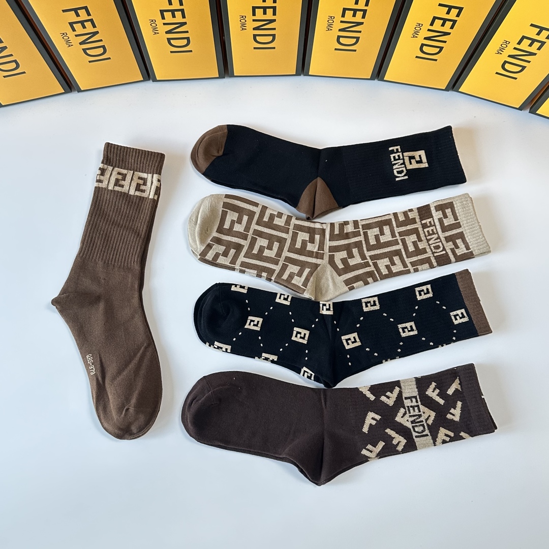  💛配专柜包装
FENDI（芬迪）新款中长款堆堆袜袜子！一盒五双，专柜同步筒袜袜子，💛大牌出街，潮人必备