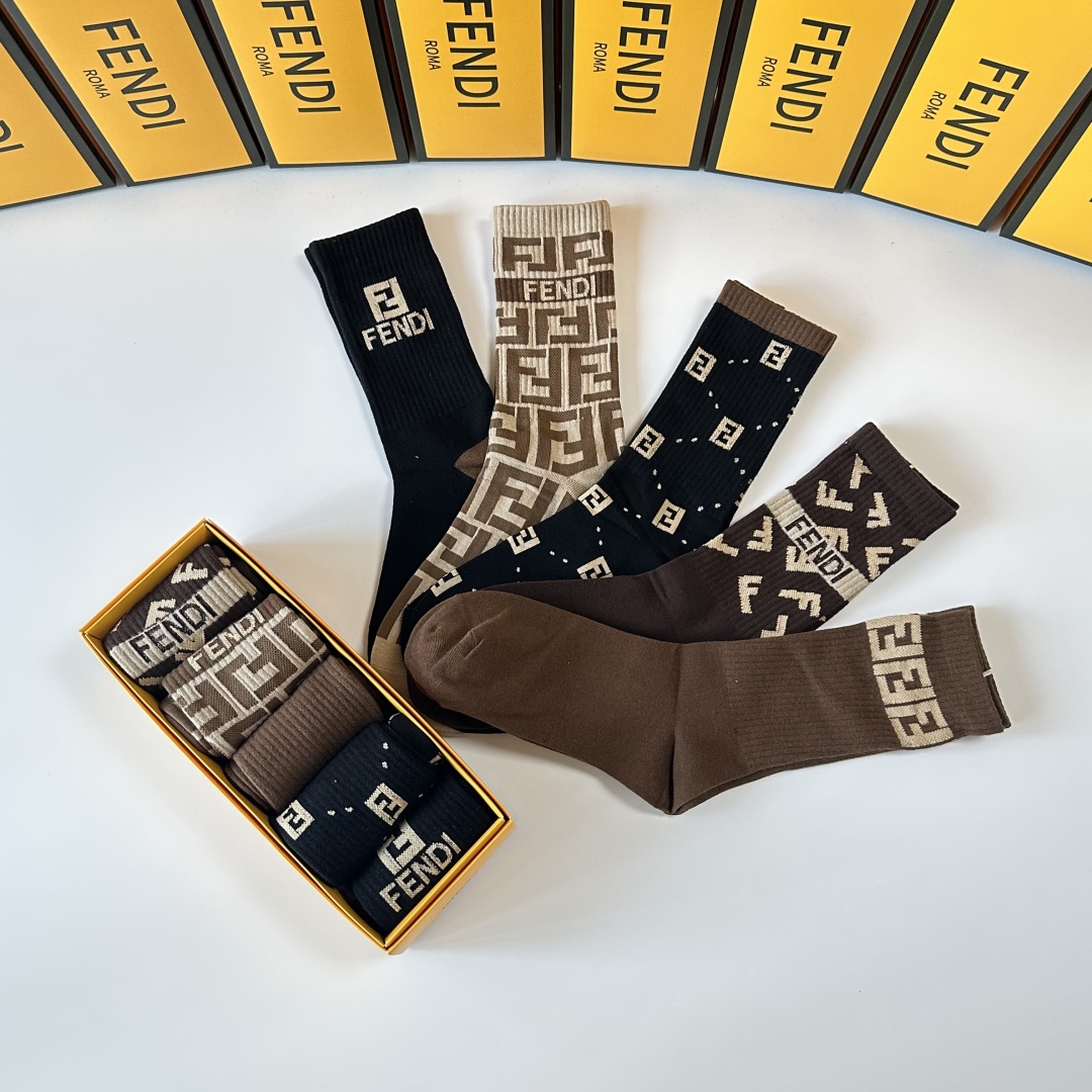  💛配专柜包装
FENDI（芬迪）新款中长款堆堆袜袜子！一盒五双，专柜同步筒袜袜子，💛大牌出街，潮人必备