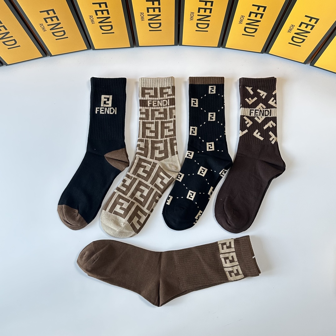  💛配专柜包装
FENDI（芬迪）新款中长款堆堆袜袜子！一盒五双，专柜同步筒袜袜子，💛大牌出街，潮人必备