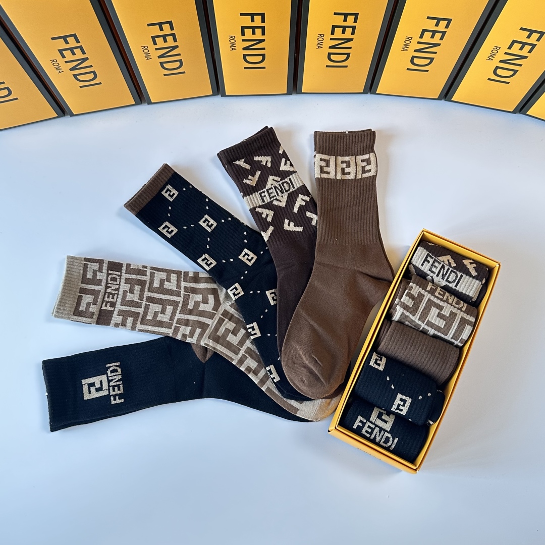  💛配专柜包装
FENDI（芬迪）新款中长款堆堆袜袜子！一盒五双，专柜同步筒袜袜子，💛大牌出街，潮人必备