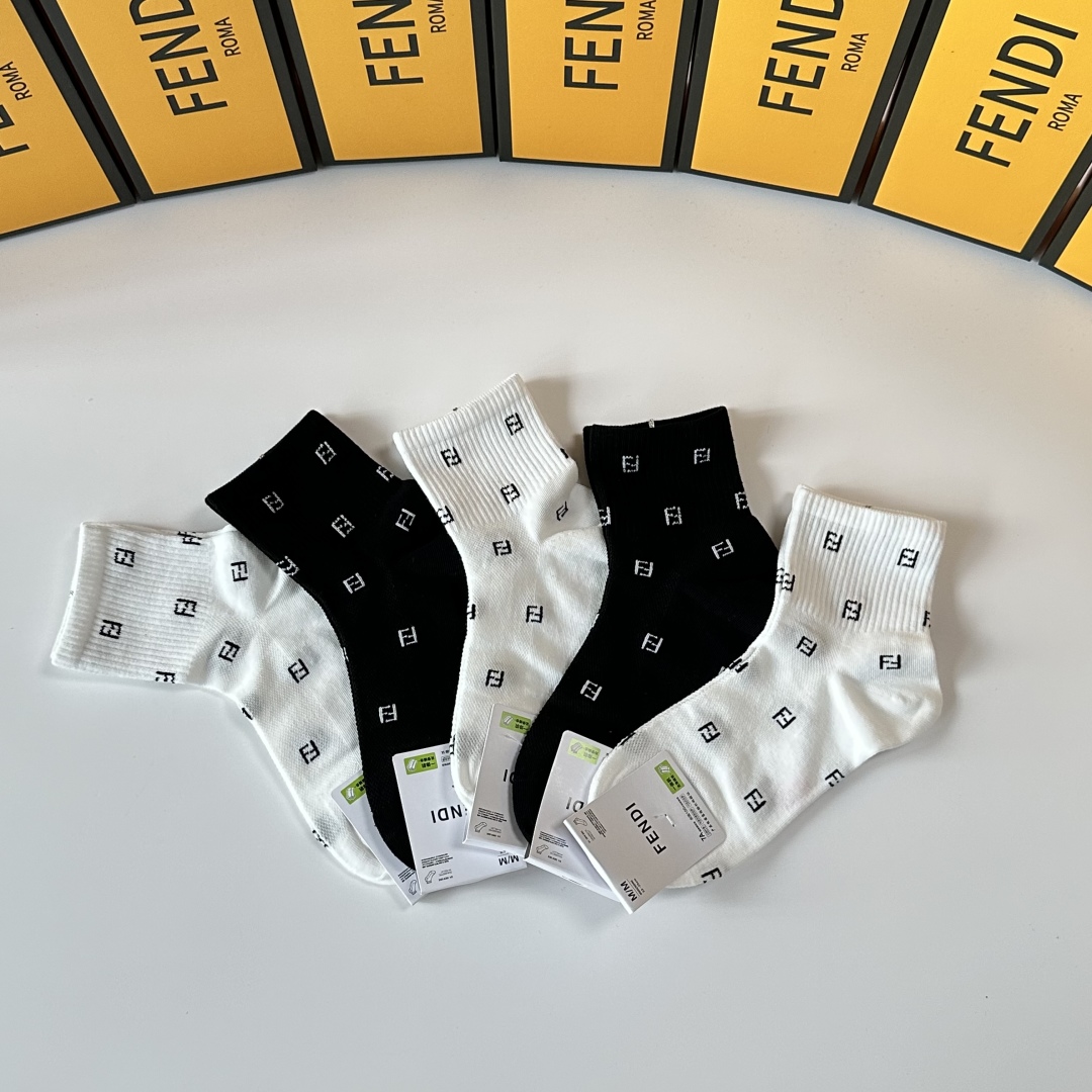 💛配包装
Fendi（芬迪）新款中筒款堆堆袜袜子！一盒五双， 专柜同步筒款袜子，💛大牌出街，潮人必备。超