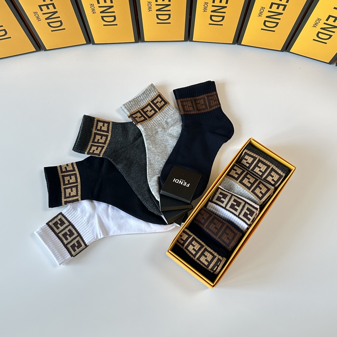  💛配专柜包装
FENDI（芬迪）新款中长款堆堆袜袜子！一盒五双，专柜同步筒袜袜子，💛大牌出街，潮人必备
