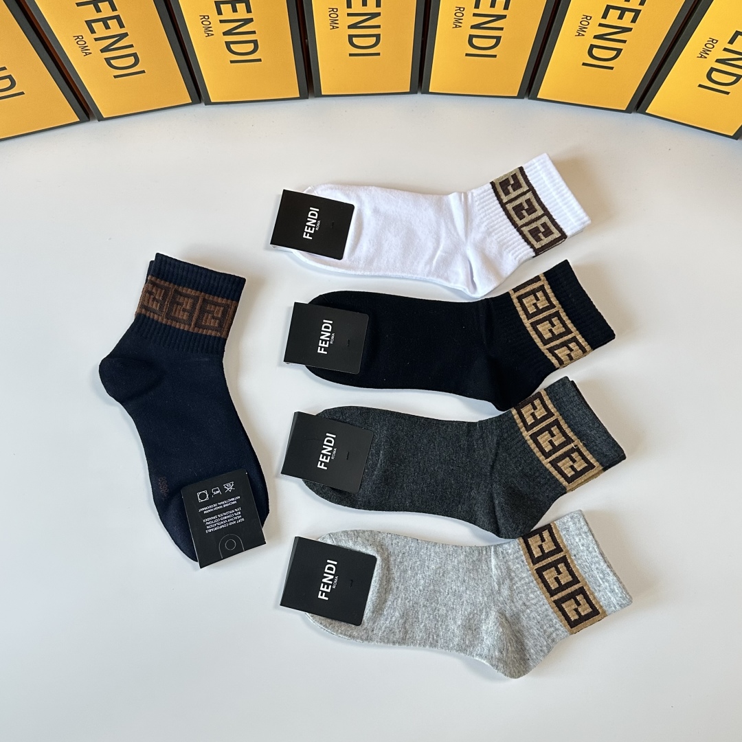  💛配专柜包装
FENDI（芬迪）新款中长款堆堆袜袜子！一盒五双，专柜同步筒袜袜子，💛大牌出街，潮人必备