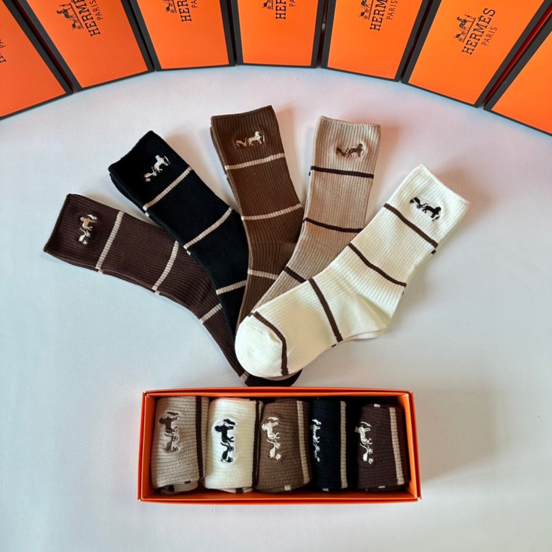 💛配专柜包装Hermes （爱马仕）新款战马刺绣中长款堆堆袜袜子！一盒五双，专柜同步筒袜袜子，💛大牌出街