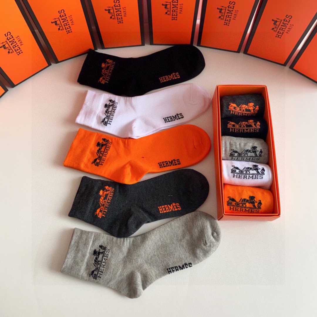  💛配包装
HERMES （爱马仕）新款经典中长款堆堆袜袜子！一盒五双， 专柜同步筒袜袜子，💛大牌出街，