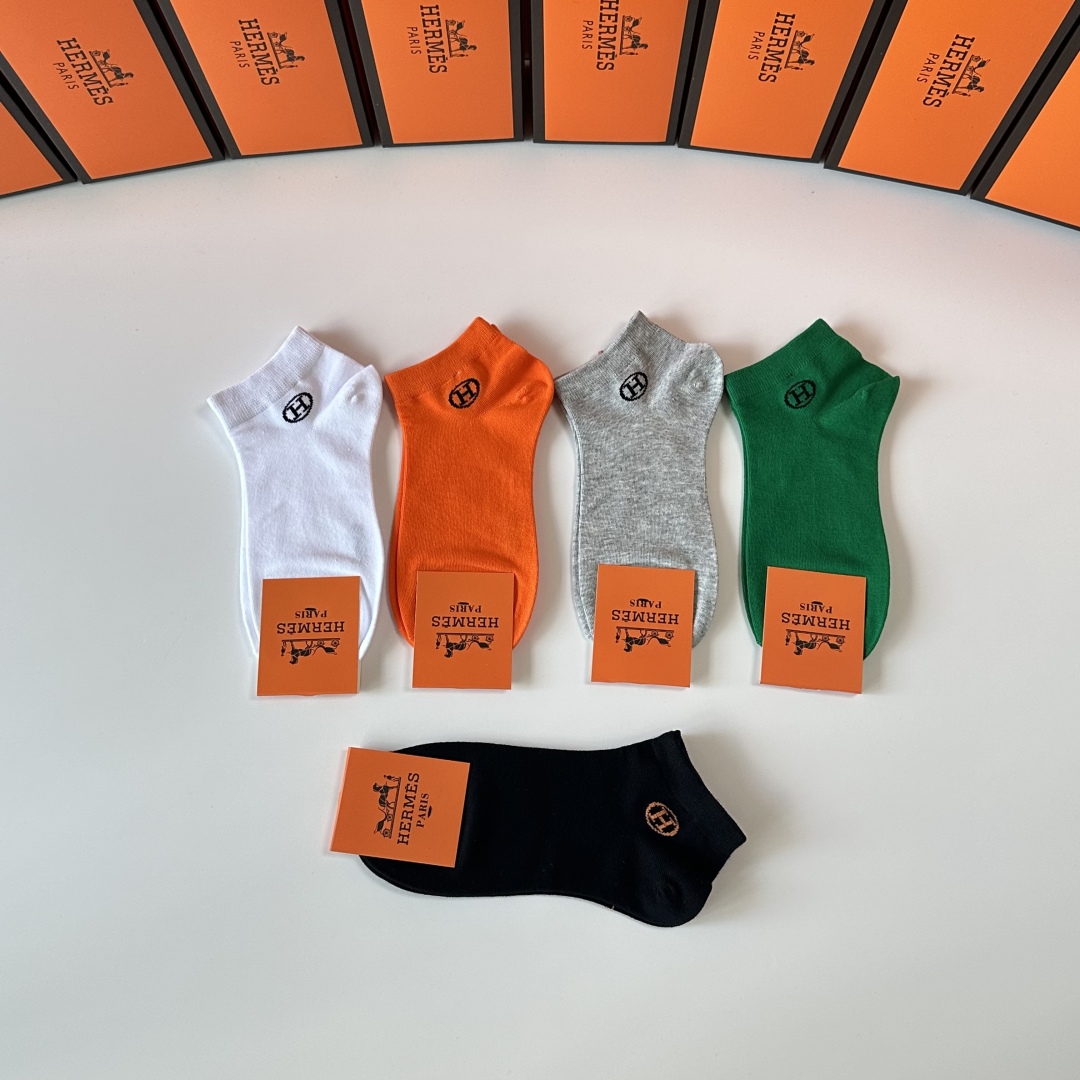 💛配专柜包装
Hermes （爱马仕）新款中短款堆堆袜袜子！一盒五双，专柜同步筒袜袜子，💛大牌出街，潮人