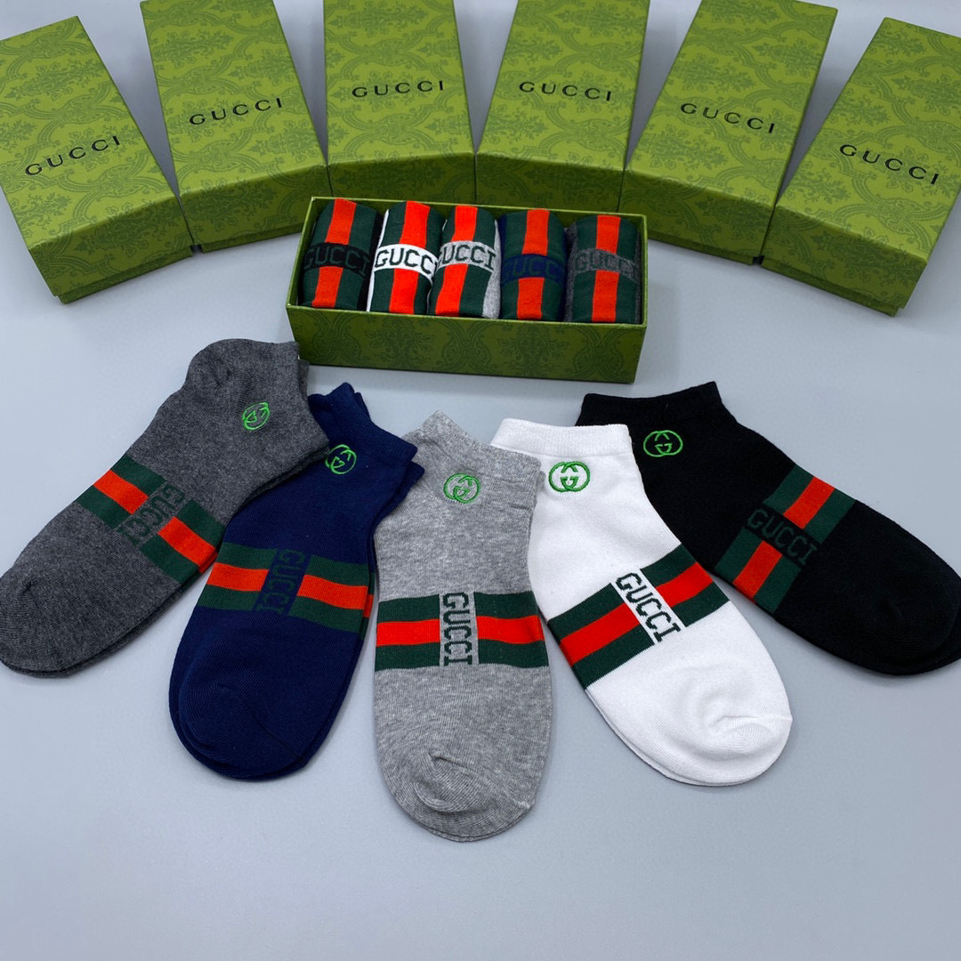 💛配专柜包装
Gucci（古驰）新款中短款堆堆袜袜子！一盒五双，专柜同步筒袜袜子，💛大牌出街，潮人必备。
