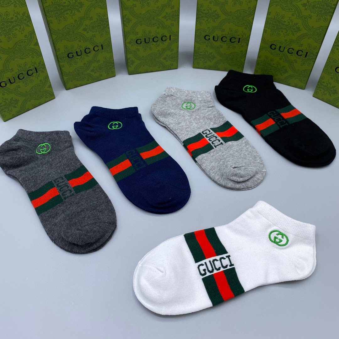 💛配专柜包装
Gucci（古驰）新款中短款堆堆袜袜子！一盒五双，专柜同步筒袜袜子，💛大牌出街，潮人必备。