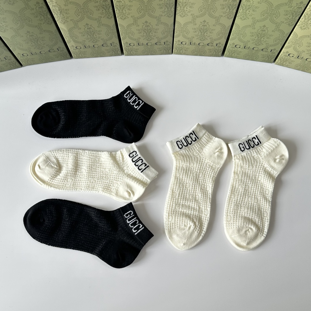 💛配专柜包装
Gucci（古驰）新款中短款堆堆袜袜子！一盒五双，专柜同步筒袜袜子，💛大牌出街，潮人必备。