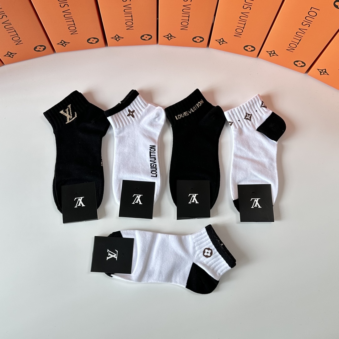   💛配专柜包装
LV（路易威登）新款中短筒袜堆堆袜袜子！一盒五双，专柜同步筒袜袜子，💛大牌出街，潮人必