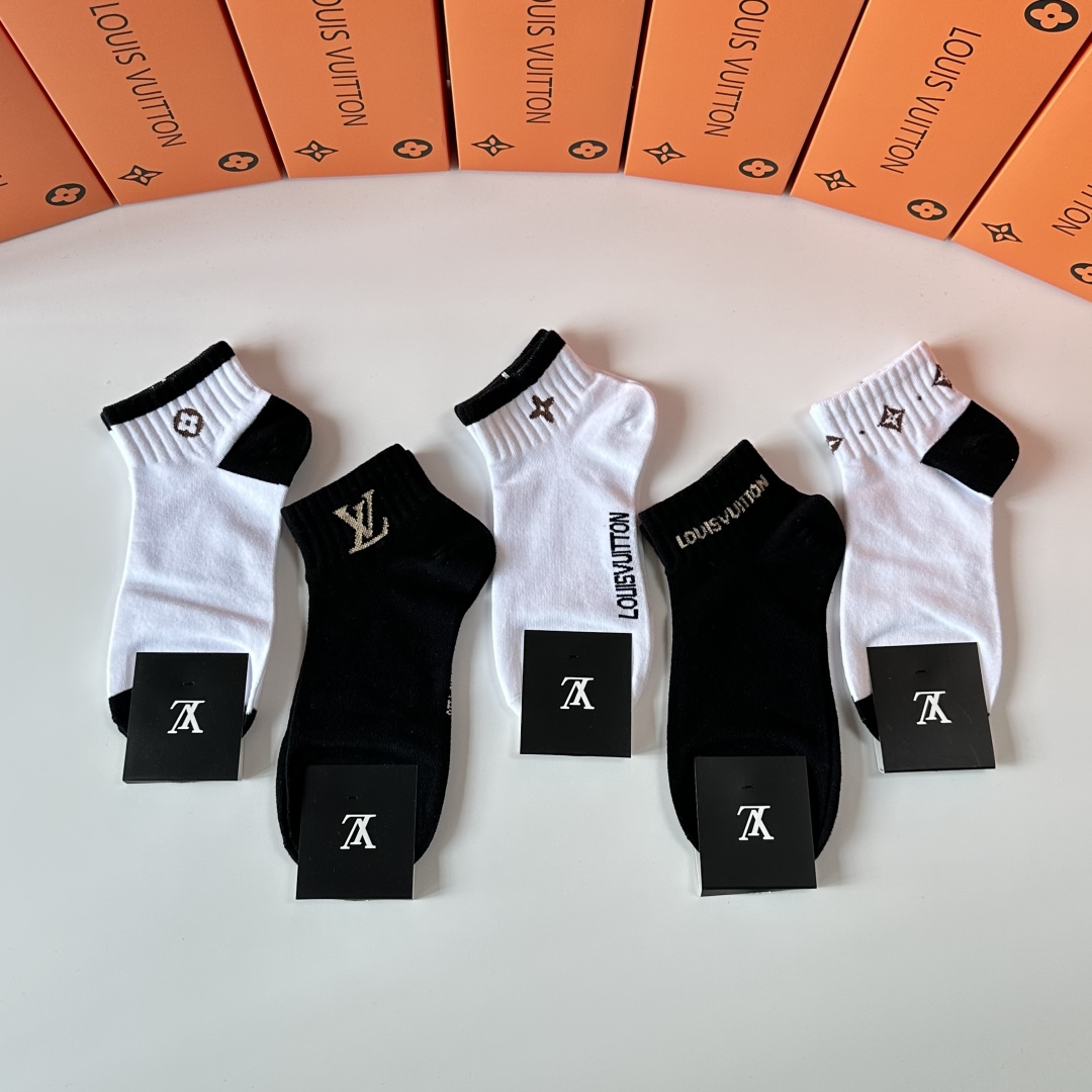   💛配专柜包装
LV（路易威登）新款中短筒袜堆堆袜袜子！一盒五双，专柜同步筒袜袜子，💛大牌出街，潮人必