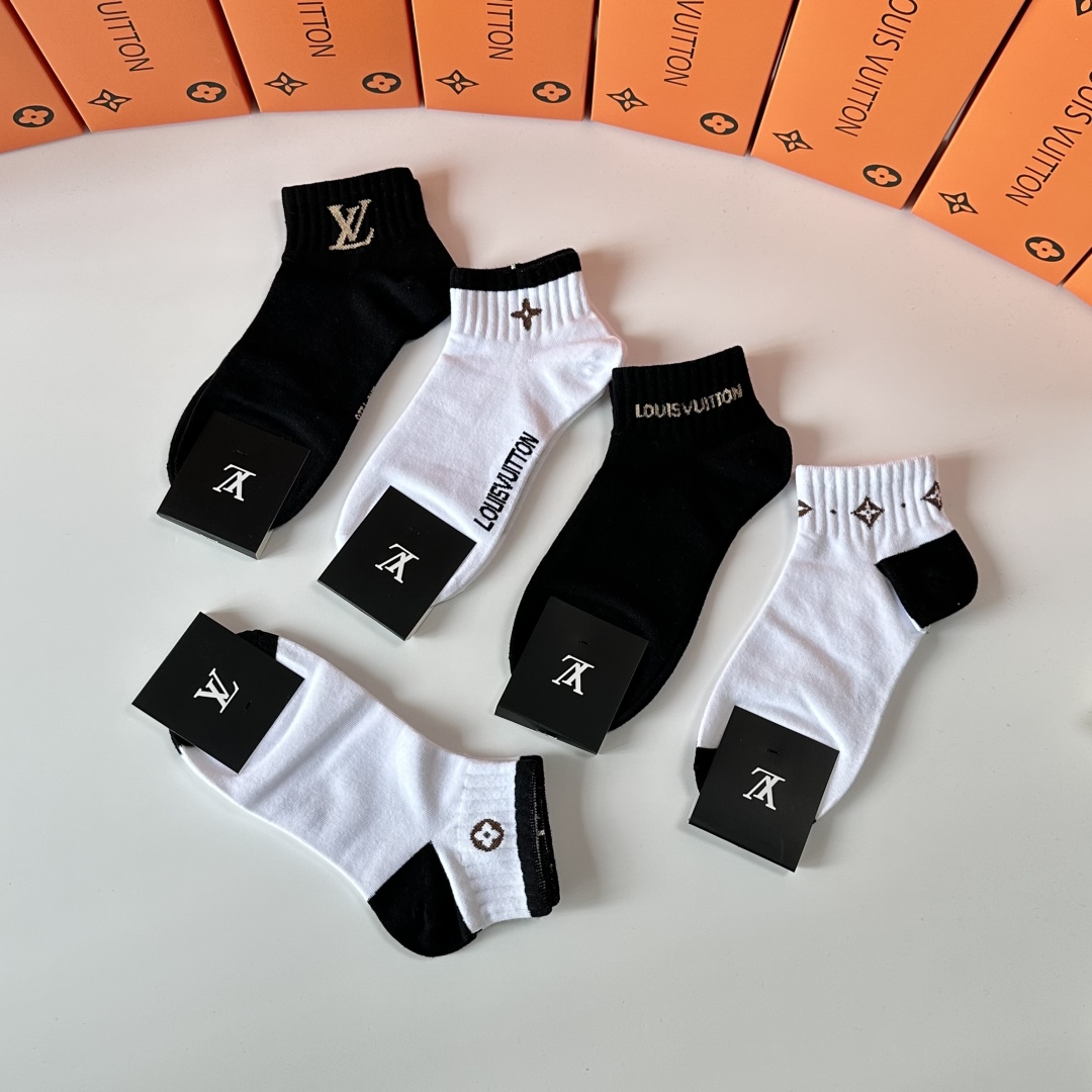   💛配专柜包装
LV（路易威登）新款中短筒袜堆堆袜袜子！一盒五双，专柜同步筒袜袜子，💛大牌出街，潮人必