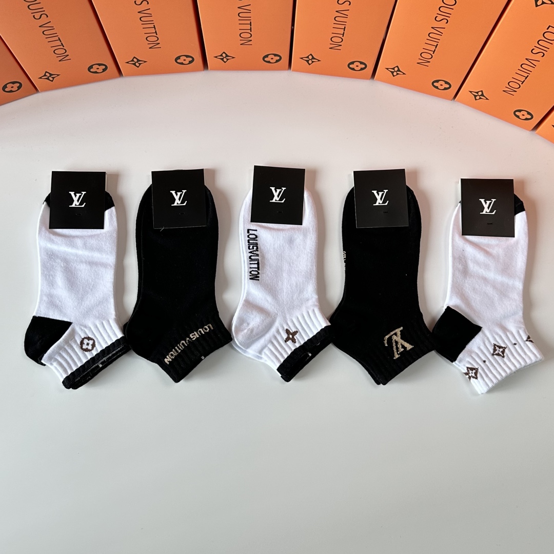   💛配专柜包装
LV（路易威登）新款中短筒袜堆堆袜袜子！一盒五双，专柜同步筒袜袜子，💛大牌出街，潮人必