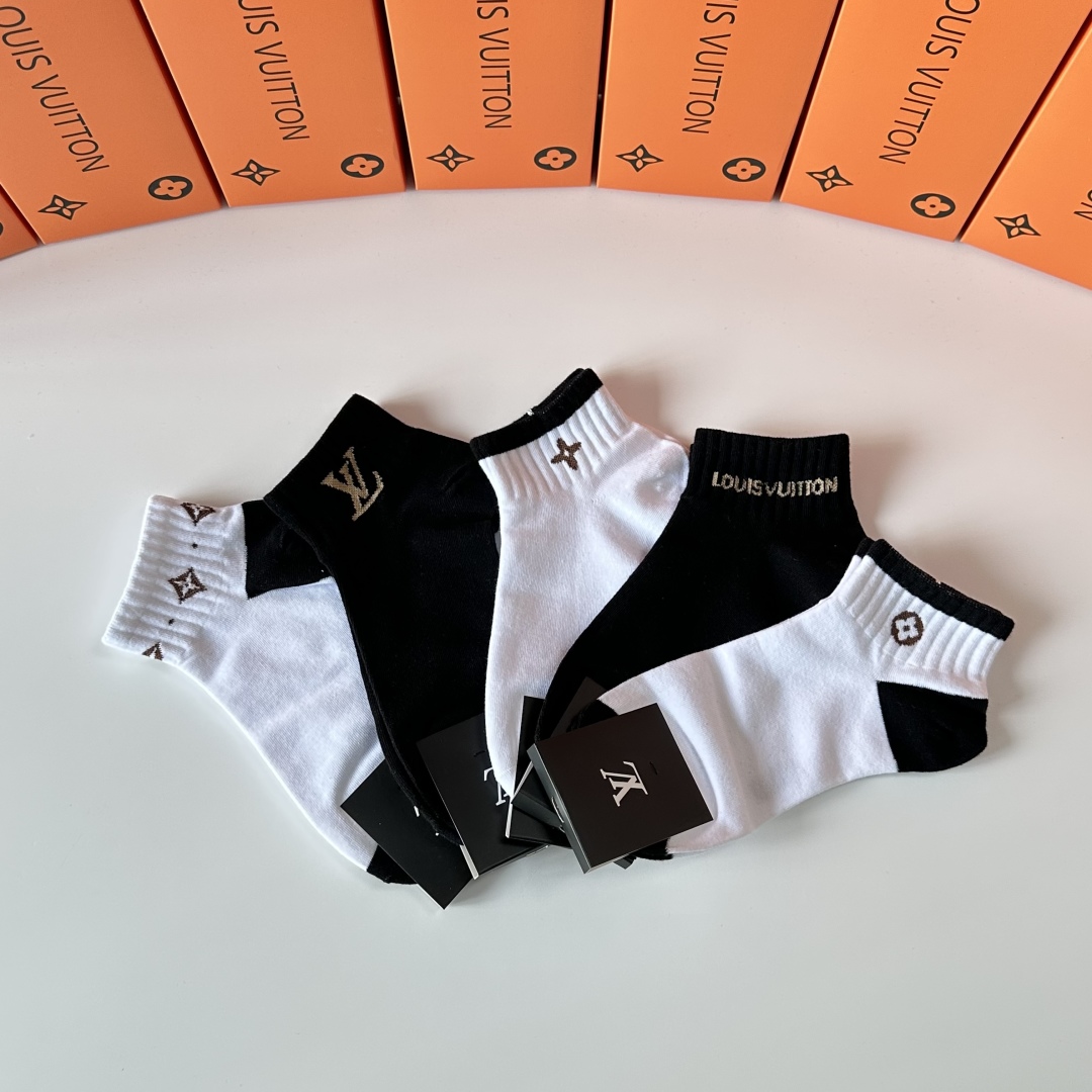   💛配专柜包装
LV（路易威登）新款中短筒袜堆堆袜袜子！一盒五双，专柜同步筒袜袜子，💛大牌出街，潮人必