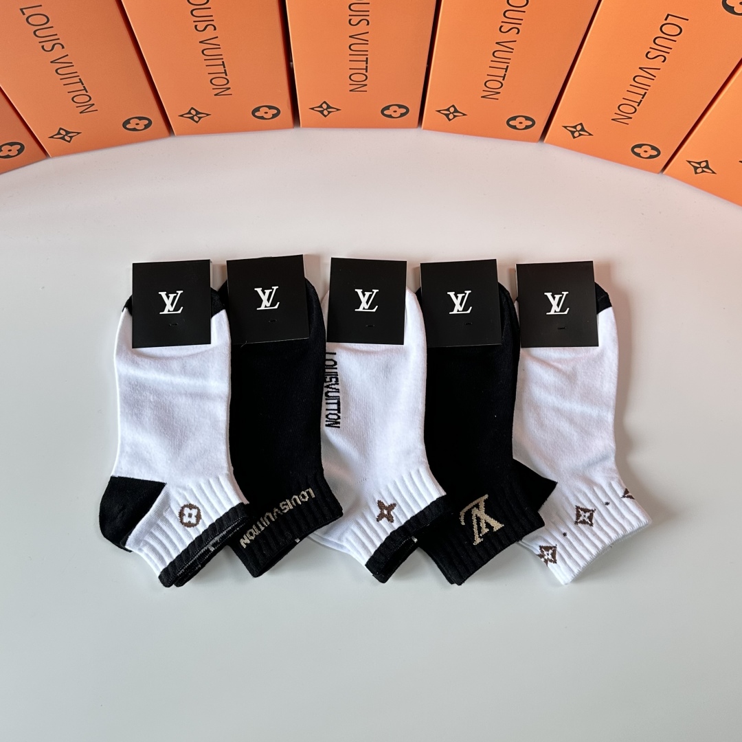   💛配专柜包装
LV（路易威登）新款中短筒袜堆堆袜袜子！一盒五双，专柜同步筒袜袜子，💛大牌出街，潮人必
