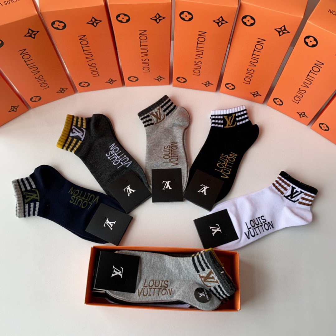  💛配包装
LV（路易威登）新款经典中短款堆堆袜袜子！一盒五双， 专柜同步筒款袜子，💛大牌出街，潮人必备