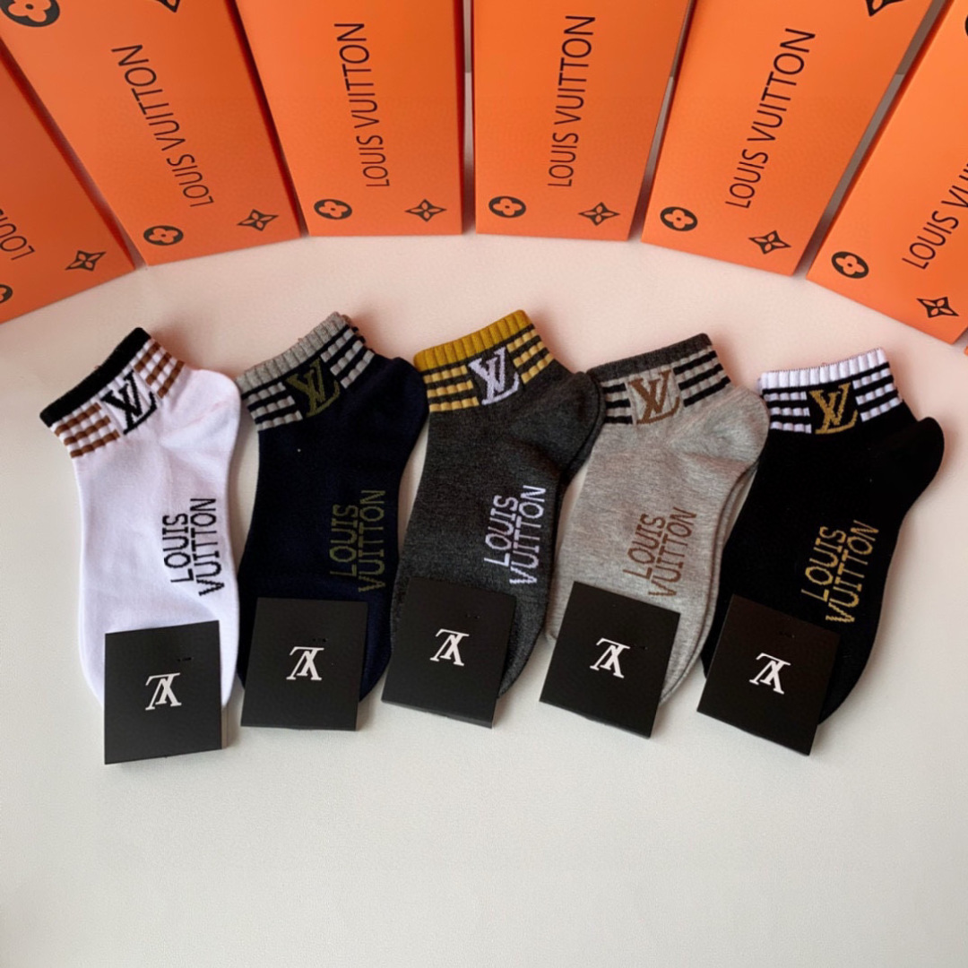  💛配包装
LV（路易威登）新款经典中短款堆堆袜袜子！一盒五双， 专柜同步筒款袜子，💛大牌出街，潮人必备