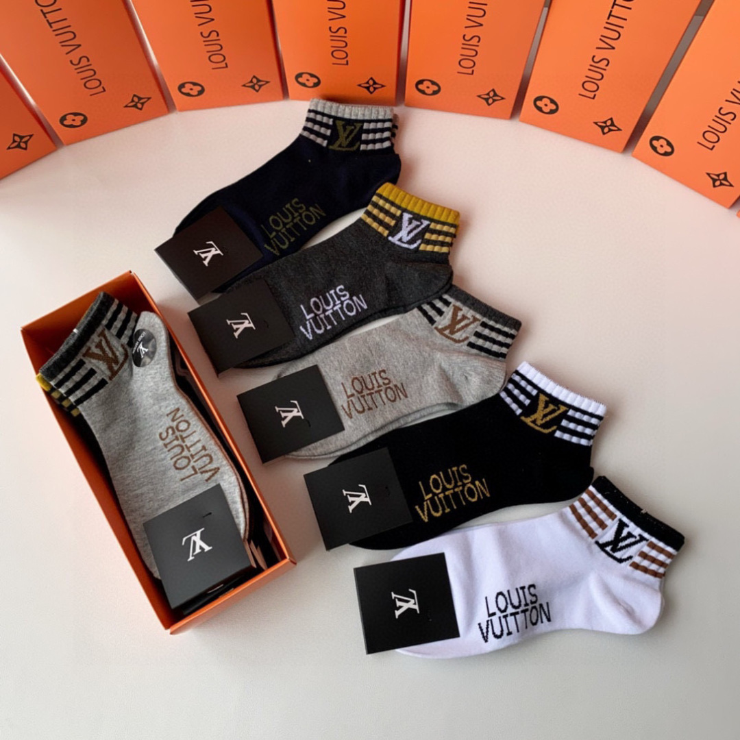  💛配包装
LV（路易威登）新款经典中短款堆堆袜袜子！一盒五双， 专柜同步筒款袜子，💛大牌出街，潮人必备