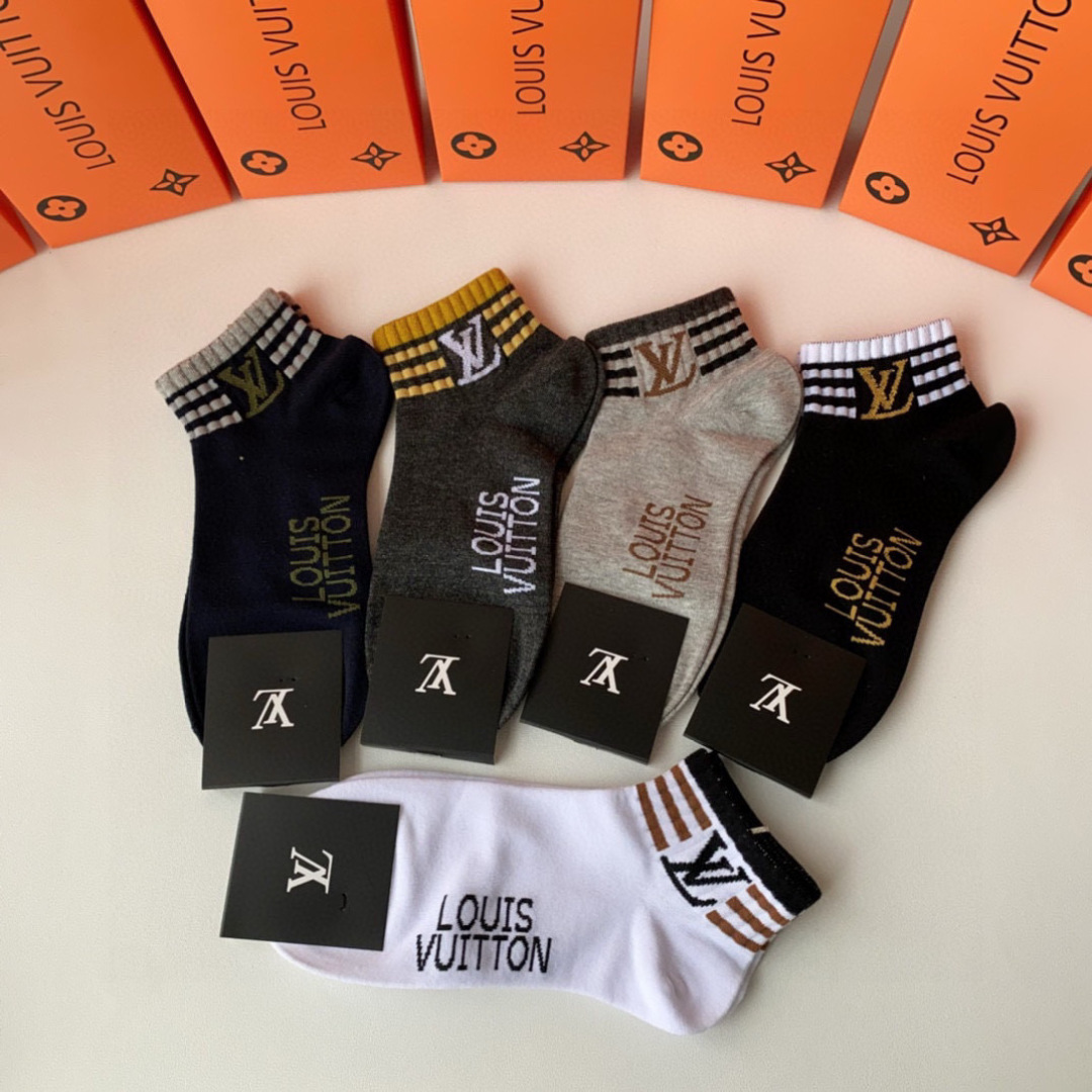  💛配包装
LV（路易威登）新款经典中短款堆堆袜袜子！一盒五双， 专柜同步筒款袜子，💛大牌出街，潮人必备
