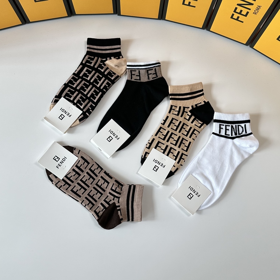 💛配包装
Fendi（芬迪）新款中短筒款堆堆袜袜子！一盒五双， 专柜同步筒款袜子，💛大牌出街，潮人必备。