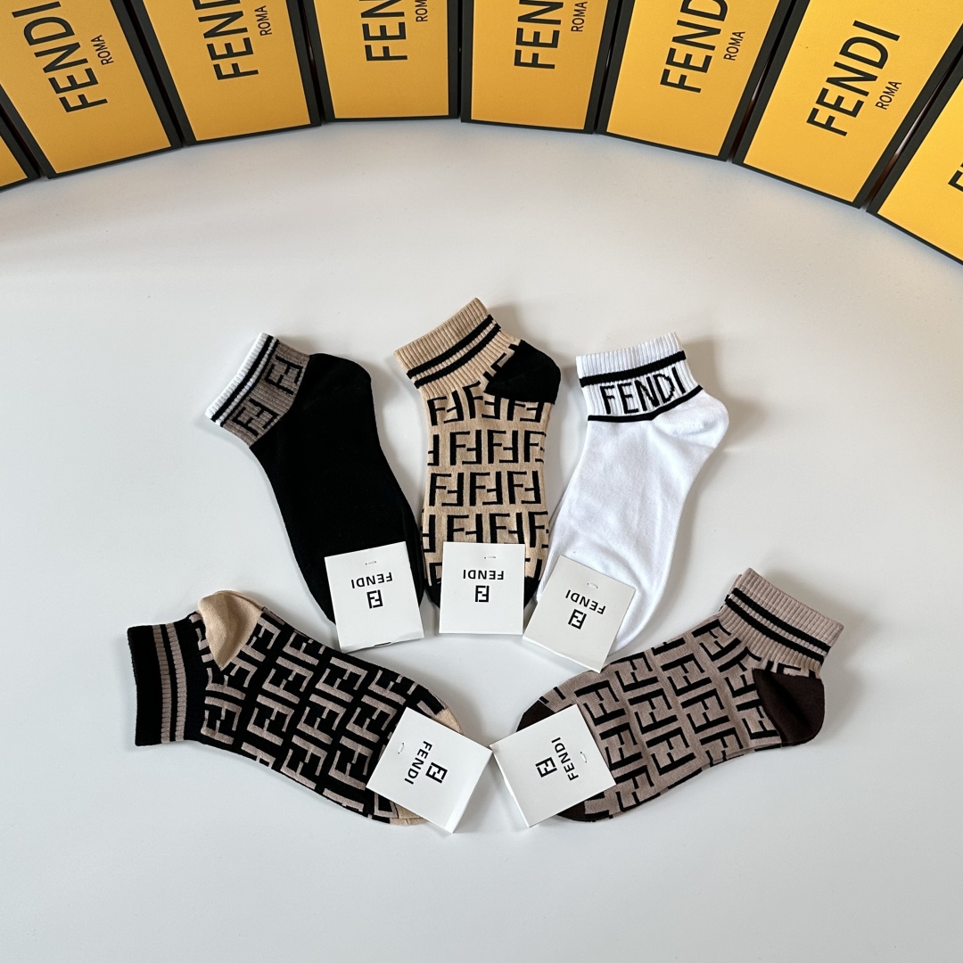 💛配包装
Fendi（芬迪）新款中短筒款堆堆袜袜子！一盒五双， 专柜同步筒款袜子，💛大牌出街，潮人必备。