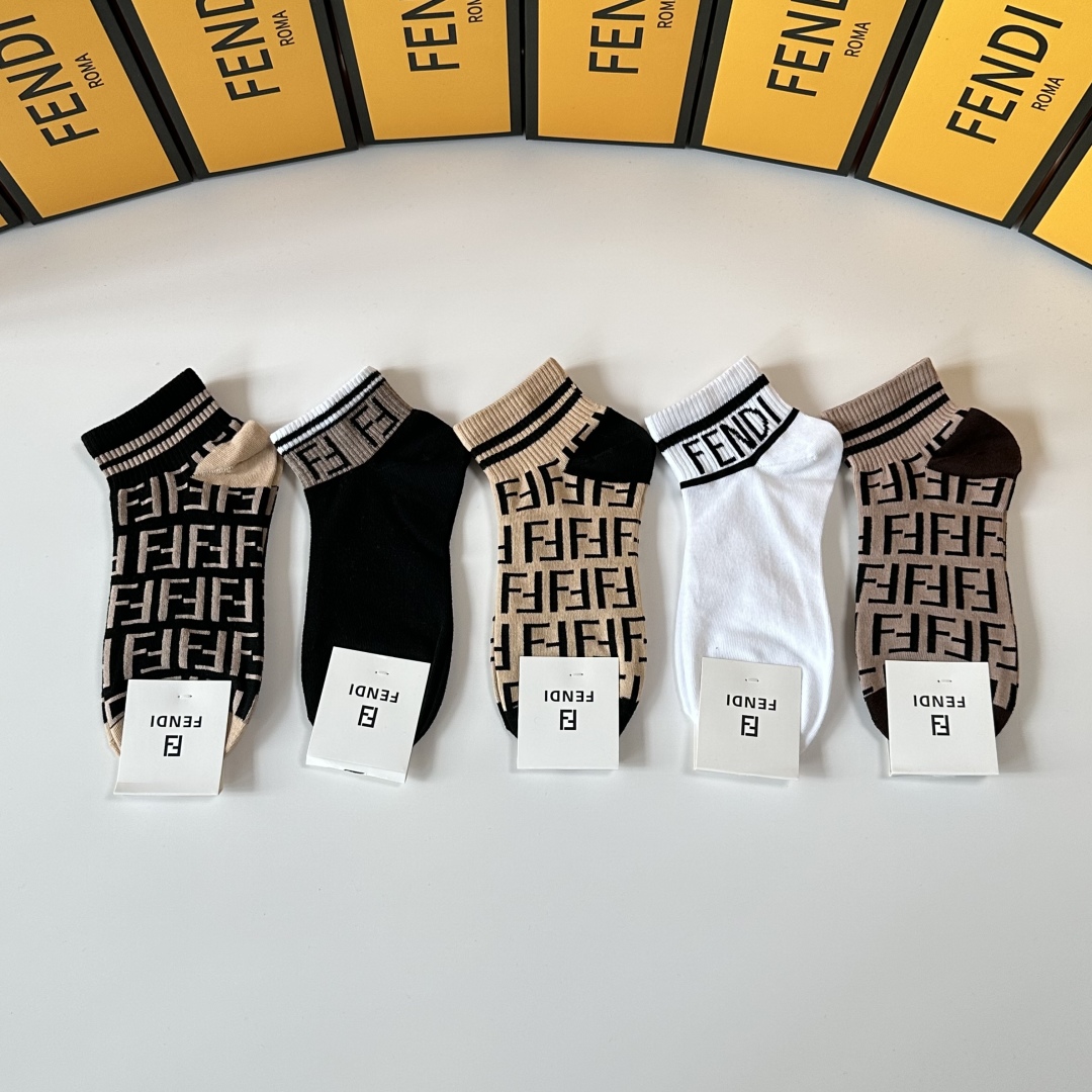 💛配包装
Fendi（芬迪）新款中短筒款堆堆袜袜子！一盒五双， 专柜同步筒款袜子，💛大牌出街，潮人必备。