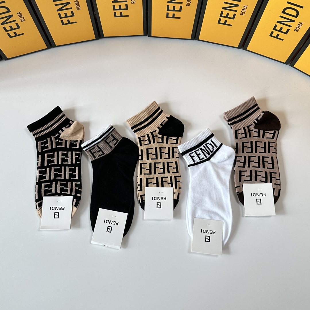 💛配包装
Fendi（芬迪）新款中短筒款堆堆袜袜子！一盒五双， 专柜同步筒款袜子，💛大牌出街，潮人必备。