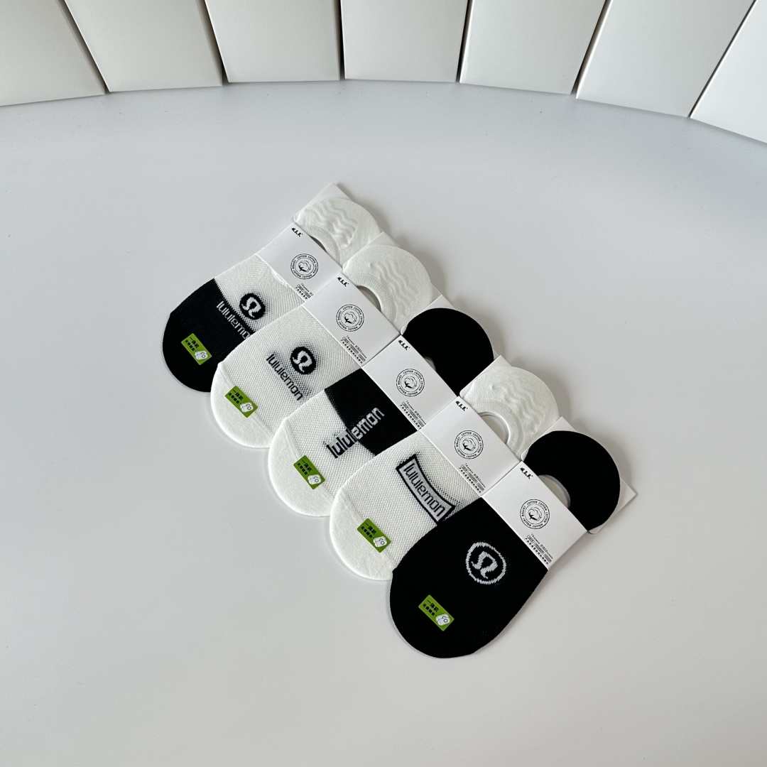  💛配包装
lululemon 新款船袜堆堆袜袜子！一盒五双， 专柜同步筒款袜子，💛大牌出街，潮人必备。