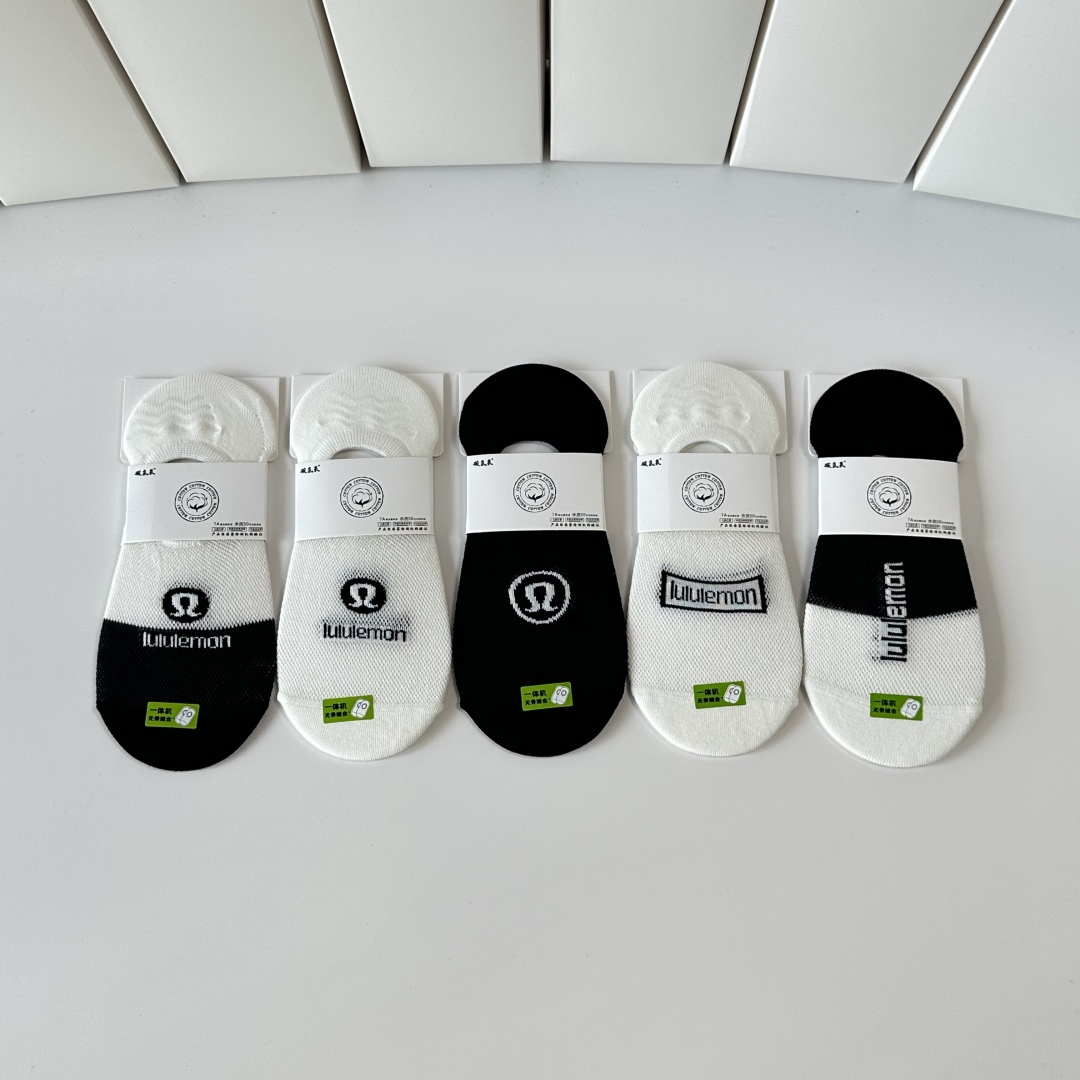  💛配包装
lululemon 新款船袜堆堆袜袜子！一盒五双， 专柜同步筒款袜子，💛大牌出街，潮人必备。