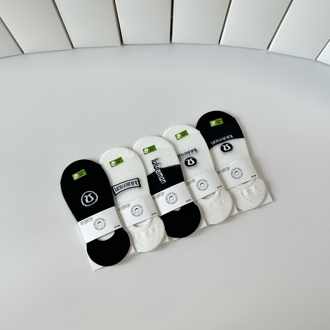  💛配包装
lululemon 新款船袜堆堆袜袜子！一盒五双， 专柜同步筒款袜子，💛大牌出街，潮人必备。