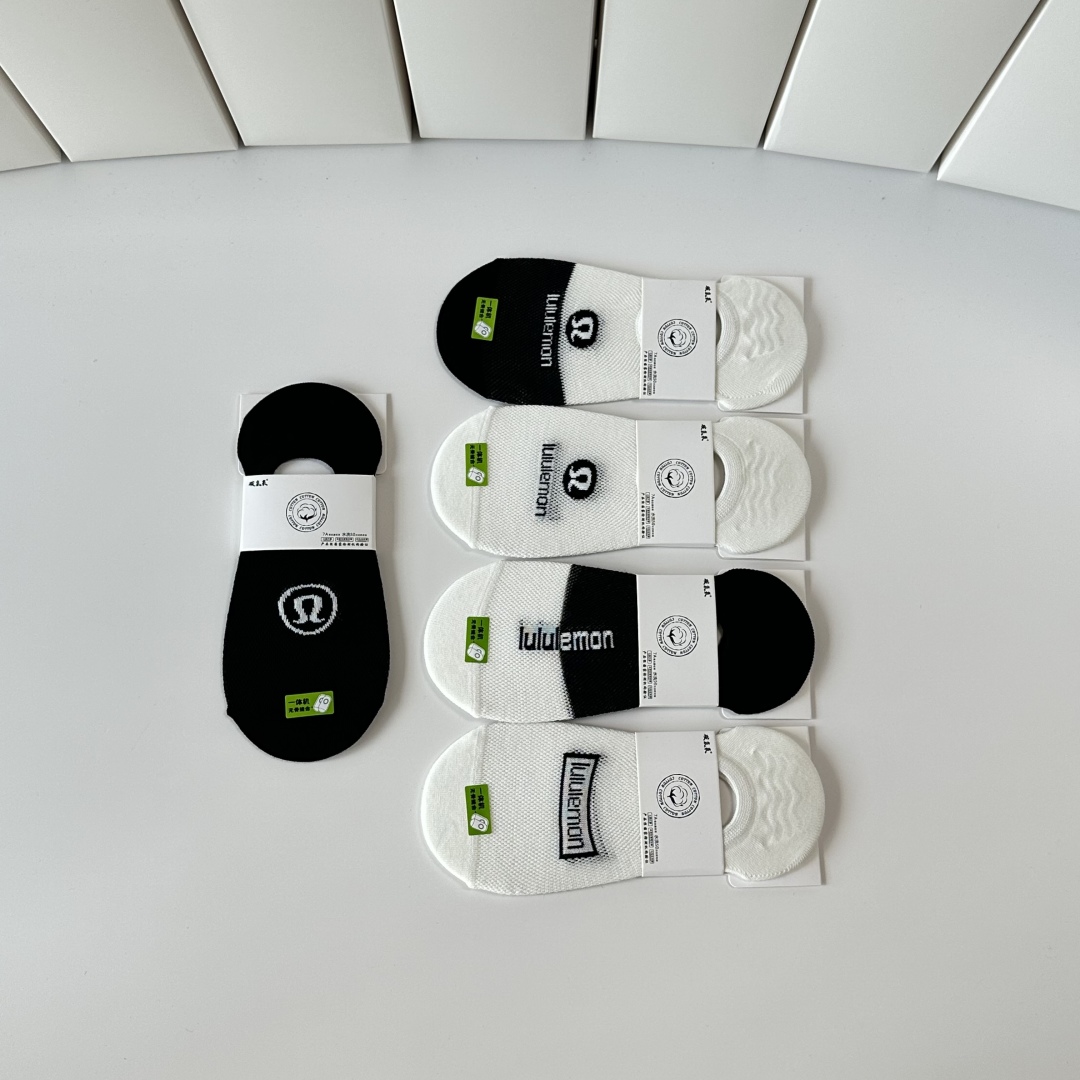  💛配包装
lululemon 新款船袜堆堆袜袜子！一盒五双， 专柜同步筒款袜子，💛大牌出街，潮人必备。