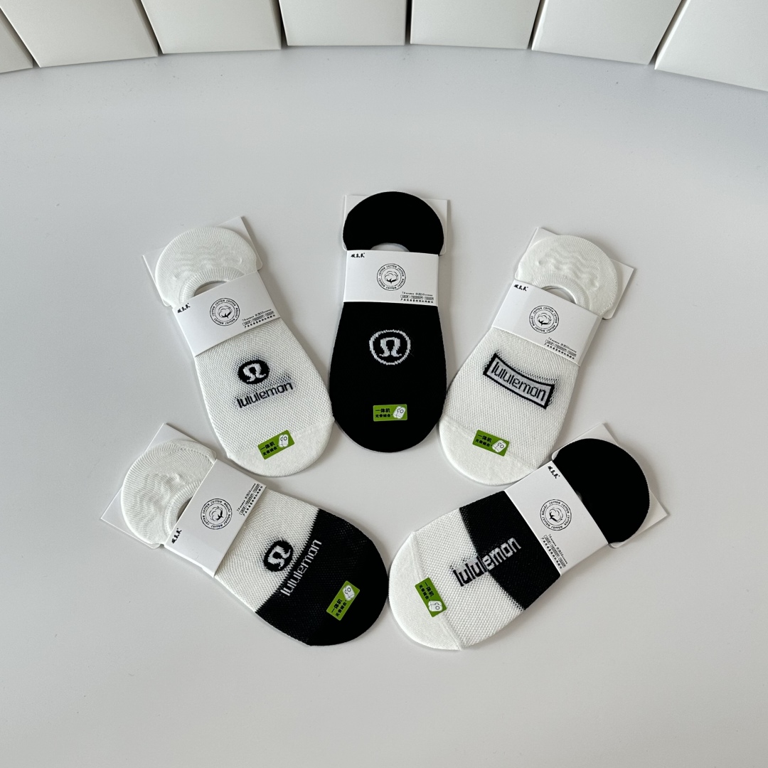  💛配包装
lululemon 新款船袜堆堆袜袜子！一盒五双， 专柜同步筒款袜子，💛大牌出街，潮人必备。